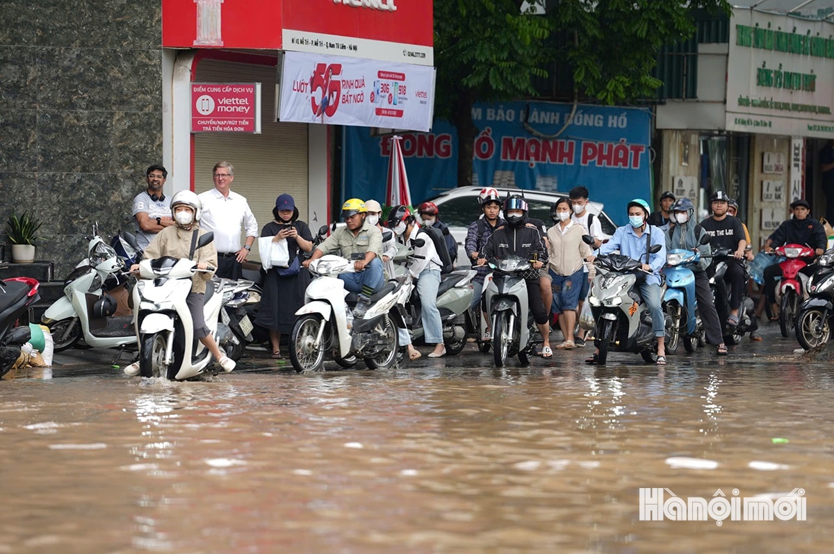 W_duong-pho-ha-noi-ngap-sau-4-.jpg