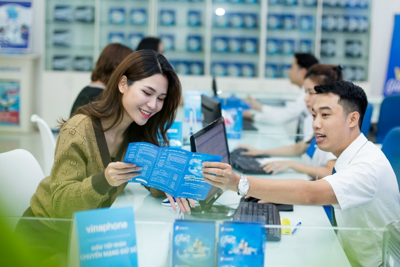 Việc tái cấu trúc Tập đoàn VNPT không chỉ mang ý nghĩa chiến lược mà còn là một yêu cầu tất yếu, khách quan nhằm đáp ứng những đòi hỏi phát triển trong giai đoạn mới. Trọng tâm của quá trình này là giảm đầu mối kinh doanh và kỹ thuật tại 34 tỉnh, thành phố; tinh gọn các cấp trung gian; đồng thời tăng cường phân cấp, phân quyền và làm rõ trách nhiệm của từng đầu mối trong hệ thống. Đây là nền tảng quan trọng để VNPT từng bước chuyển sang mô hình điều hành trên môi trường số, trong đó mọi hoạt độn