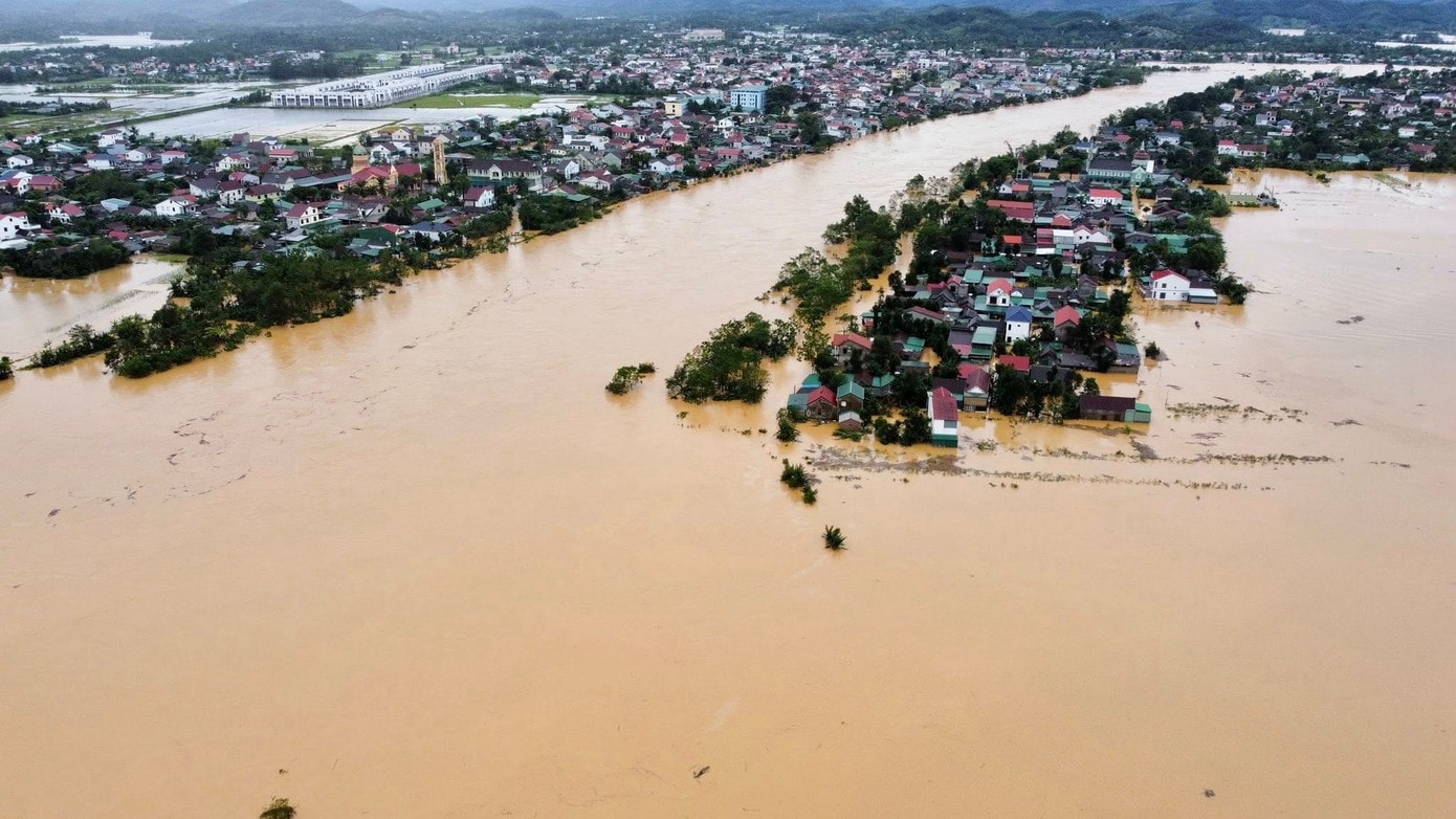 Khẩn trương thống kê thiệt hại, triển khai công tác khắc phục hậu quả bão số 10 và mưa lũ sau bão- Ảnh 1.