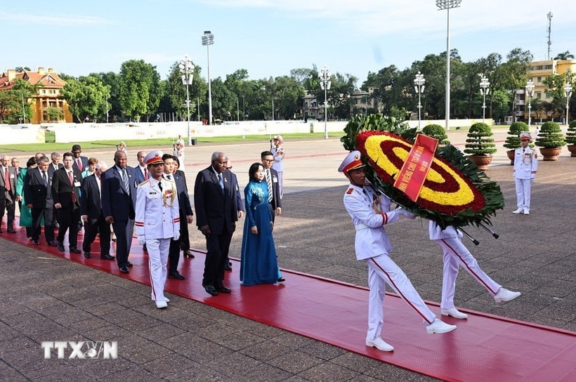 Chủ tịch Quốc hội Cuba Esteban Lazo Hernández đến đặt vòng hoa và vào Lăng viếng Chủ tịch Hồ Chí Minh. (Ảnh: Minh Đức/TTXVN)