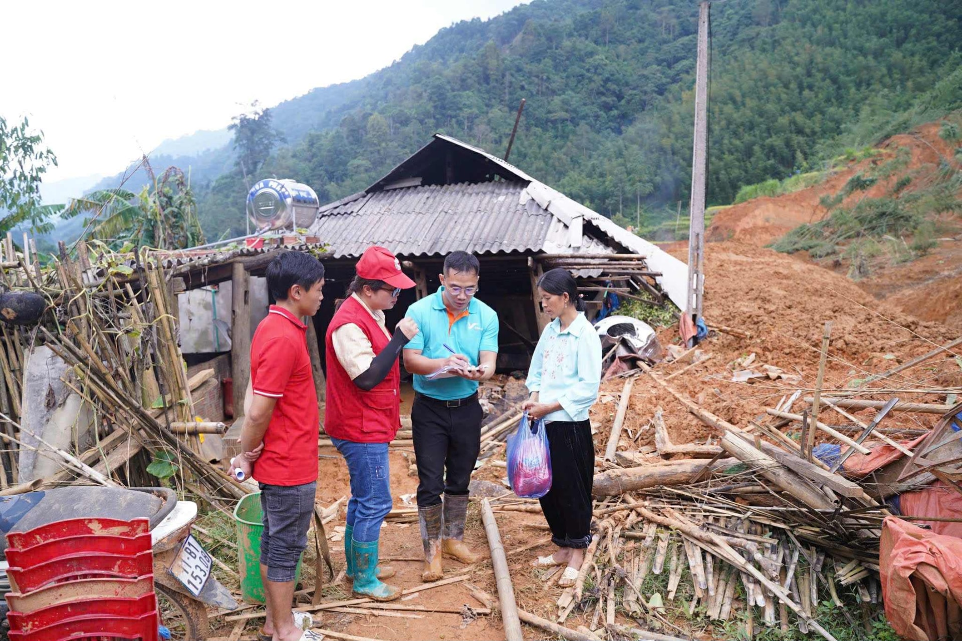 រូបថត-3-vingroup-team-members-joined-in-rescuing-community-after-storm-yagi.jpg