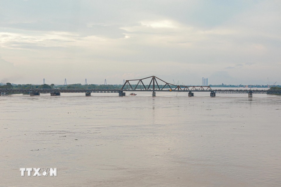 Nước sông Hồng phía cầu Long Biên được người dân cho biết là dâng cao theo giờ. (Ảnh : Phan Phương/TTXVN)