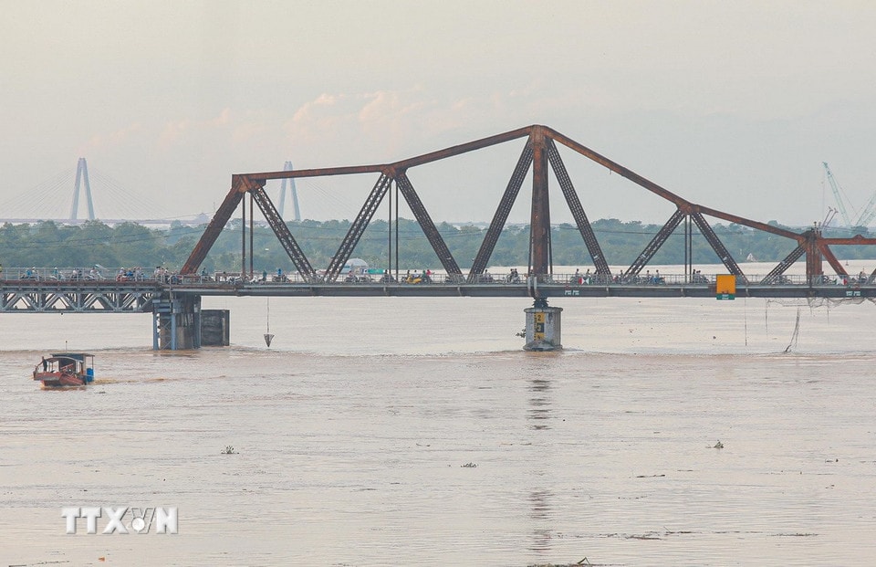 Mực nước tại cầu Long Biên lúc 17h chiều đạt đã vượt mức 5 và vẫn đang lên từng giờ. (Ảnh : Phan Phương/TTXVN)
