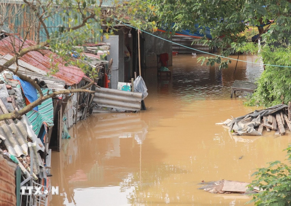 Nhiều con ngõ ven sông Hồng ngập sâu trong nước. (Ảnh: Phan Phương/TTXVN)