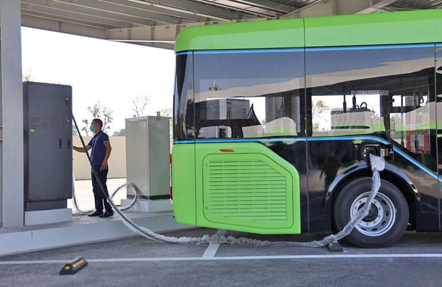 sac-dien-tai-tram-sac-xe-buyt-dien-vinbus.-anh-ngoc-huy.jpg