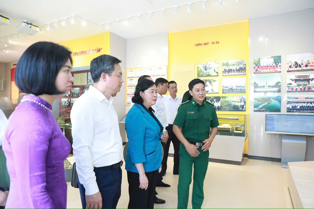លេខាបក្សទីក្រុងហាណូយ Bui Thi Minh Hoai និងគណៈប្រតិភូទៅទស្សនាផ្ទះតាំងពិព័រណ៌នៅចំណតយានដ្ឋានប្រវត្តិសាស្ត្រជាតិ Long Dai 2 នៅឃុំ Truong Ninh ខេត្ត Quang Tri។ រូបថត៖ Dinh Hiep