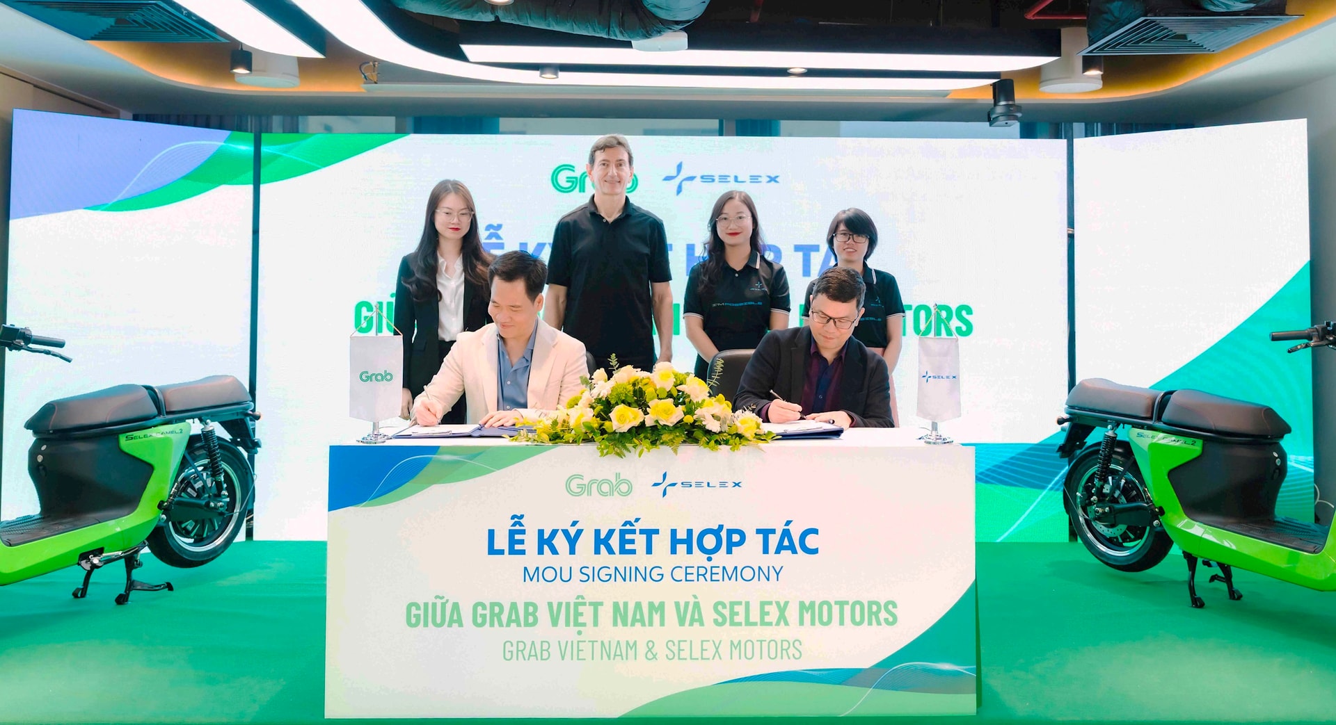 dai-dien-grab-viet-nam-va-selex-motors-ky-bien-ban-thoa-thuan-hop-tac-1-.jpg