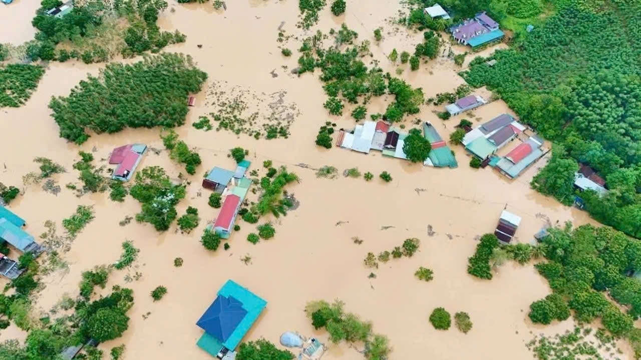 Thủ tướng quyết định hỗ trợ 2.524 tỷ đồng cho 15 địa phương khắc phục hậu quả bão số 10 và các đợt thiên tai khác từ đầu năm 2025- Ảnh 1.