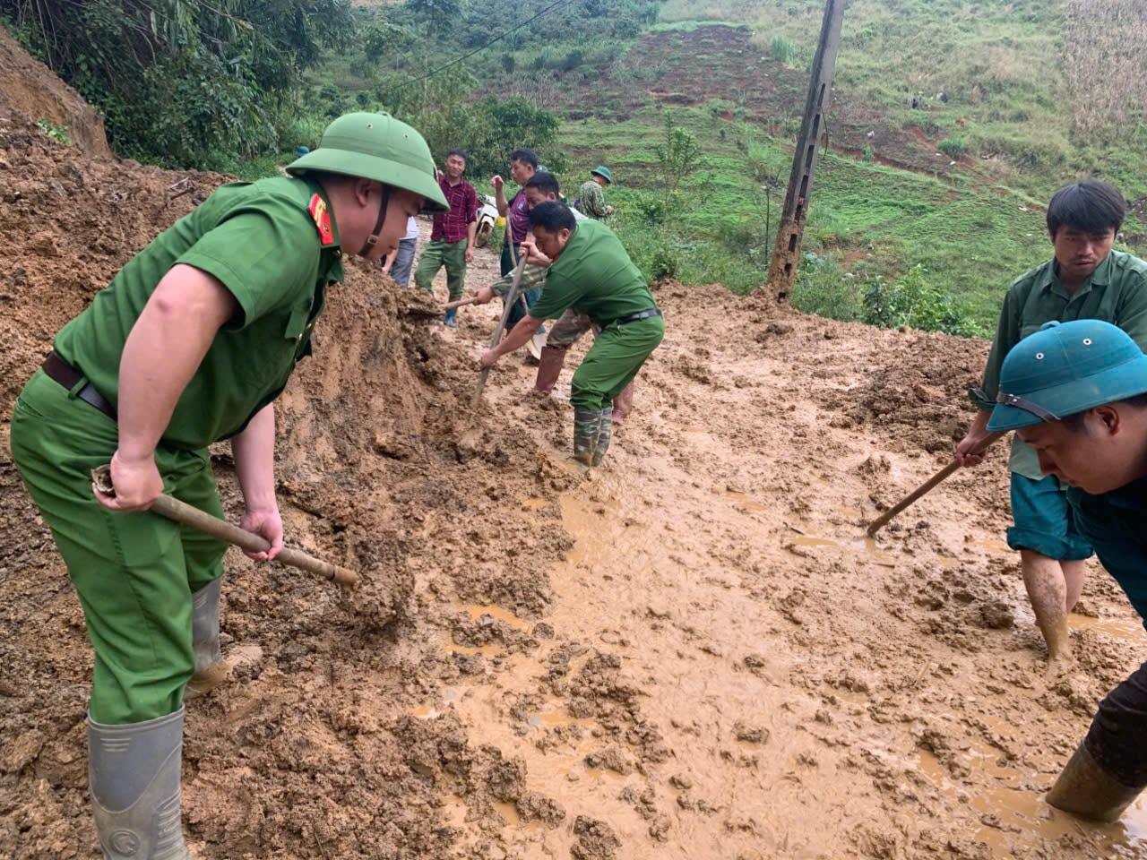 Thủ tướng yêu cầu phải thần tốc hơn nữa, huy động tối đa lực lượng khắc phục nhanh nhất hậu quả bão, mưa lũ- Ảnh 2. Thủ tướng yêu cầu phải thần tốc hơn nữa, huy động tối đa lực lượng khắc phục nhanh nhất hậu quả bão, mưa lũ- Ảnh 2.