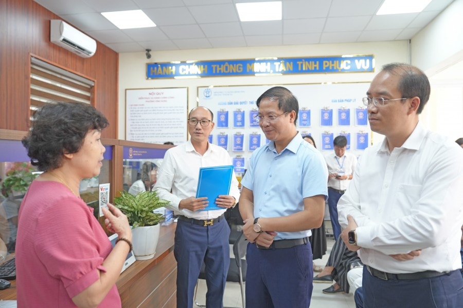 Lãnh đạo phường Vĩnh Hưng chia sẻ niềm vui với gia đình ông Lê Văn Mạnh - bà Ngô Thị Thoa