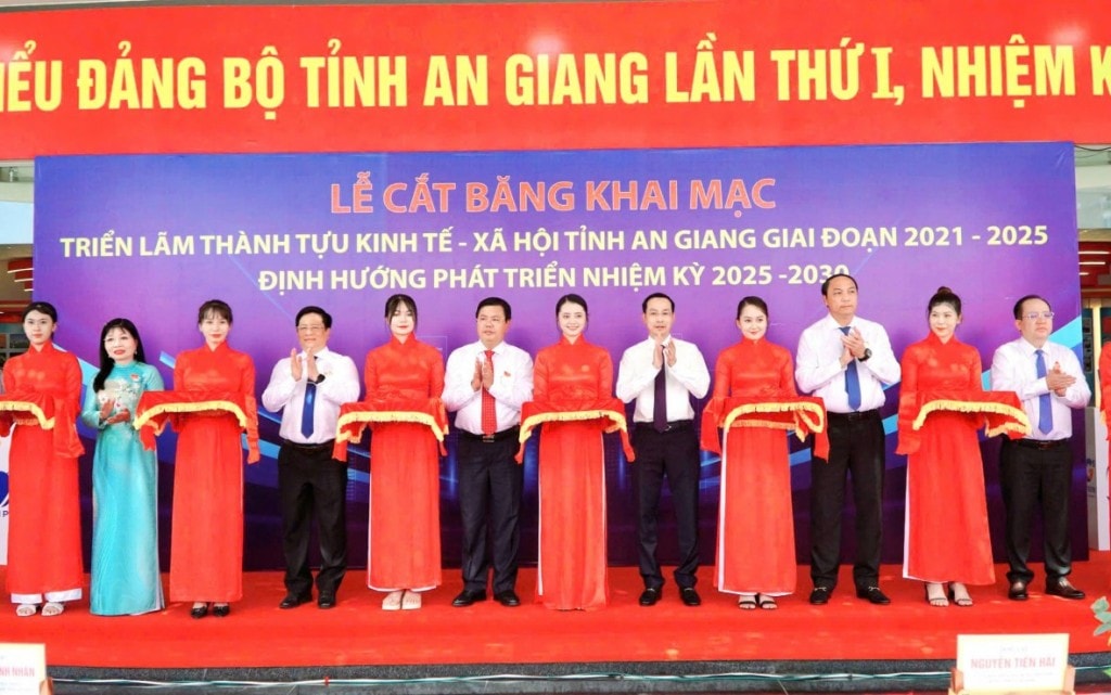 Các đại biểu cắt băng khai mạc triển lãm thành tựu kinh tế - xã hội tỉnh chào mừng Đại hội đại biểu Đảng bộ tỉnh lần thứ I, nhiệm kỳ 2025 – 2030