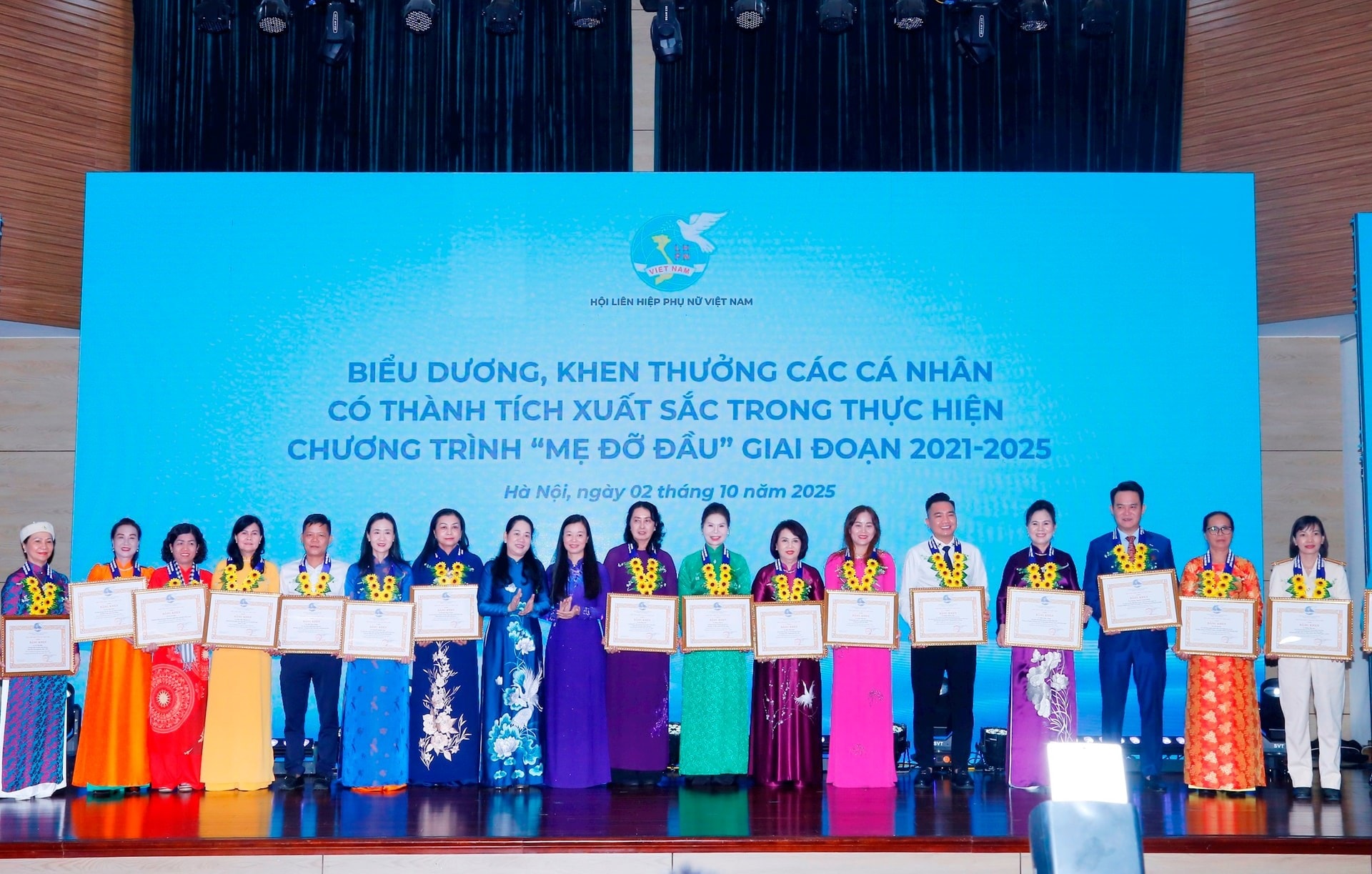 Lãnh đạo Trung ương Hội Liên hiệp phụ nữ Việt Nam trao Bằng khen cho các tập thể tiêu biểu trong thực hiện Chương trình Mẹ đỡ đầu