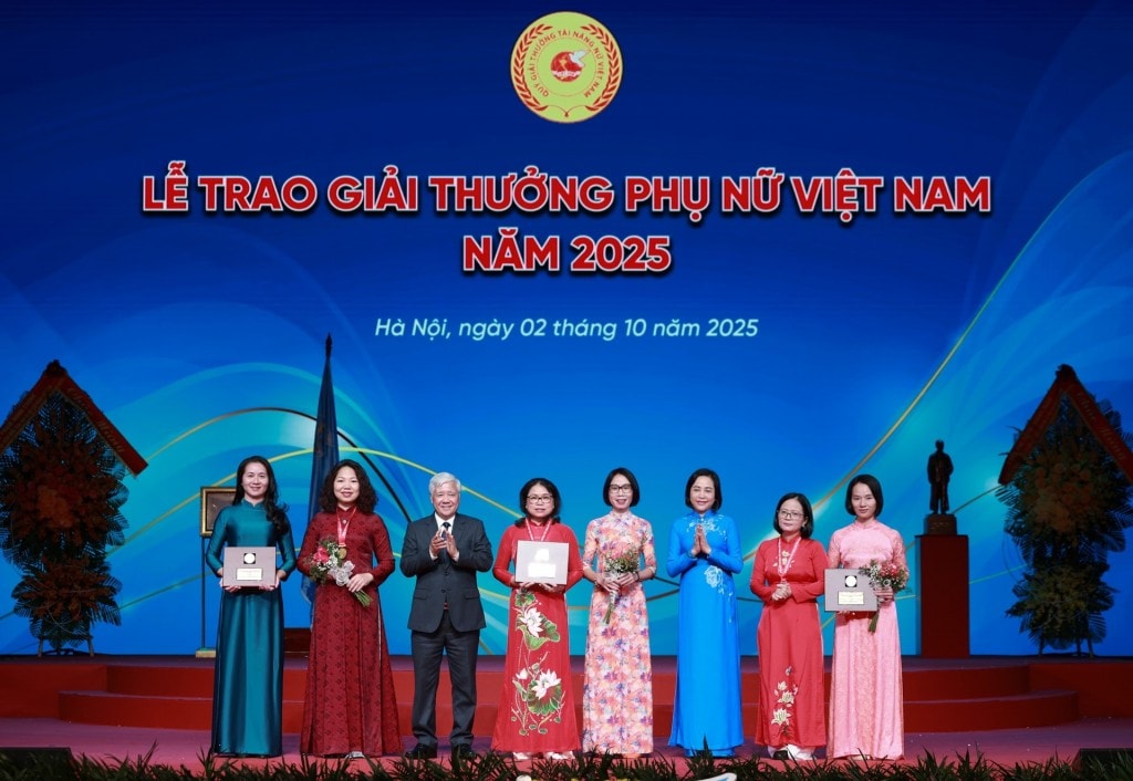 Ủy viên Bộ Chính trị, Bí thư Trung ương Đảng, Bí thư Đảng ủy Mặt trận Tổ quốc, các đoàn thể Trung ương, Chủ tịch Ủy ban Trung ương Mặt trận Tổ quốc Việt Nam Đỗ Văn Chiến trao Giải thưởng Phụ nữ Việt Nam năm 2025 cho các tập thể tiêu biểu