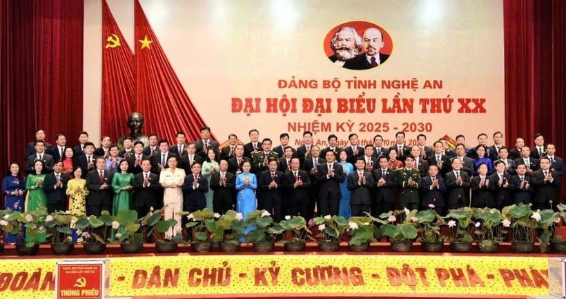 Ban Chấp hành Đảng bộ tỉnh Nghệ An khóa 20, nhiệm kỳ 2025-2030 ra mắt nhận nhiệm vụ trước Đại hội.