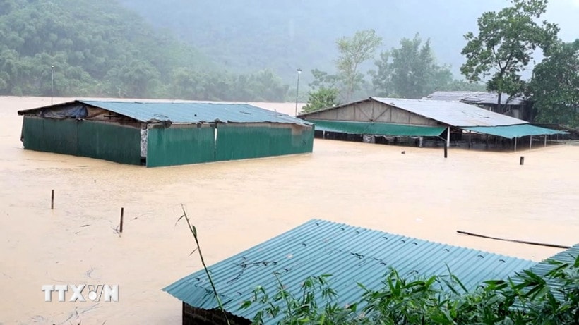 Mưa lũ gây ngập lụt nhiều nhà dân trên địa bàn xã Trung Hạ, tỉnh Thanh Hóa. (Ảnh: TTXVN phát)