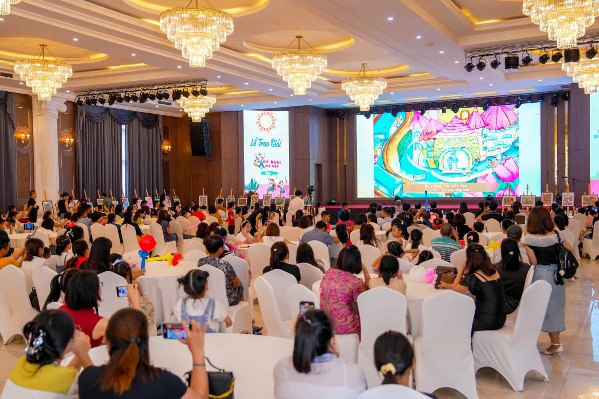 Các thí sinh được thầy cô và phụ huynh đưa tới dự lễ trao giải cuộc thi vẽ tranh du lịch cùng Mường Thanh mùa 3 (Ảnh: BTC).