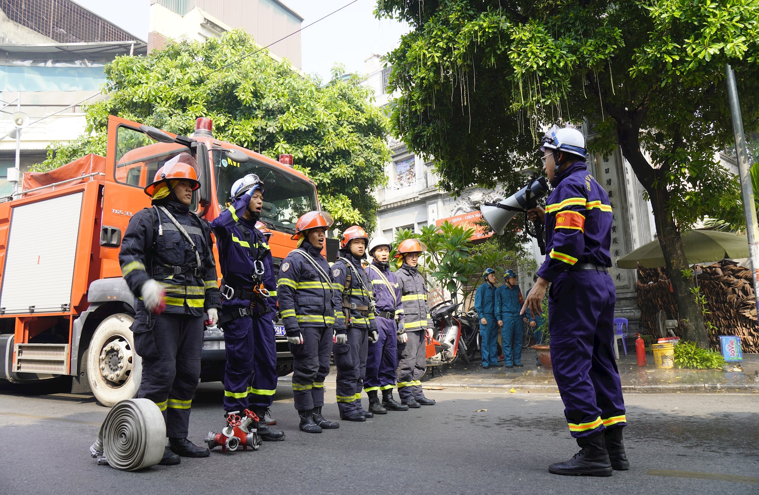 luc-luong-canh-sat-phong-chay-chua-chay-va-cuu-nan-cuu-ho-thu-do-luon-san-sang-nhanh-chong-trien-khai-phuong-an-gop-phan-bao-dam-an-toan-tinh-mang-tai-san-cua-nhan-dan..jpg