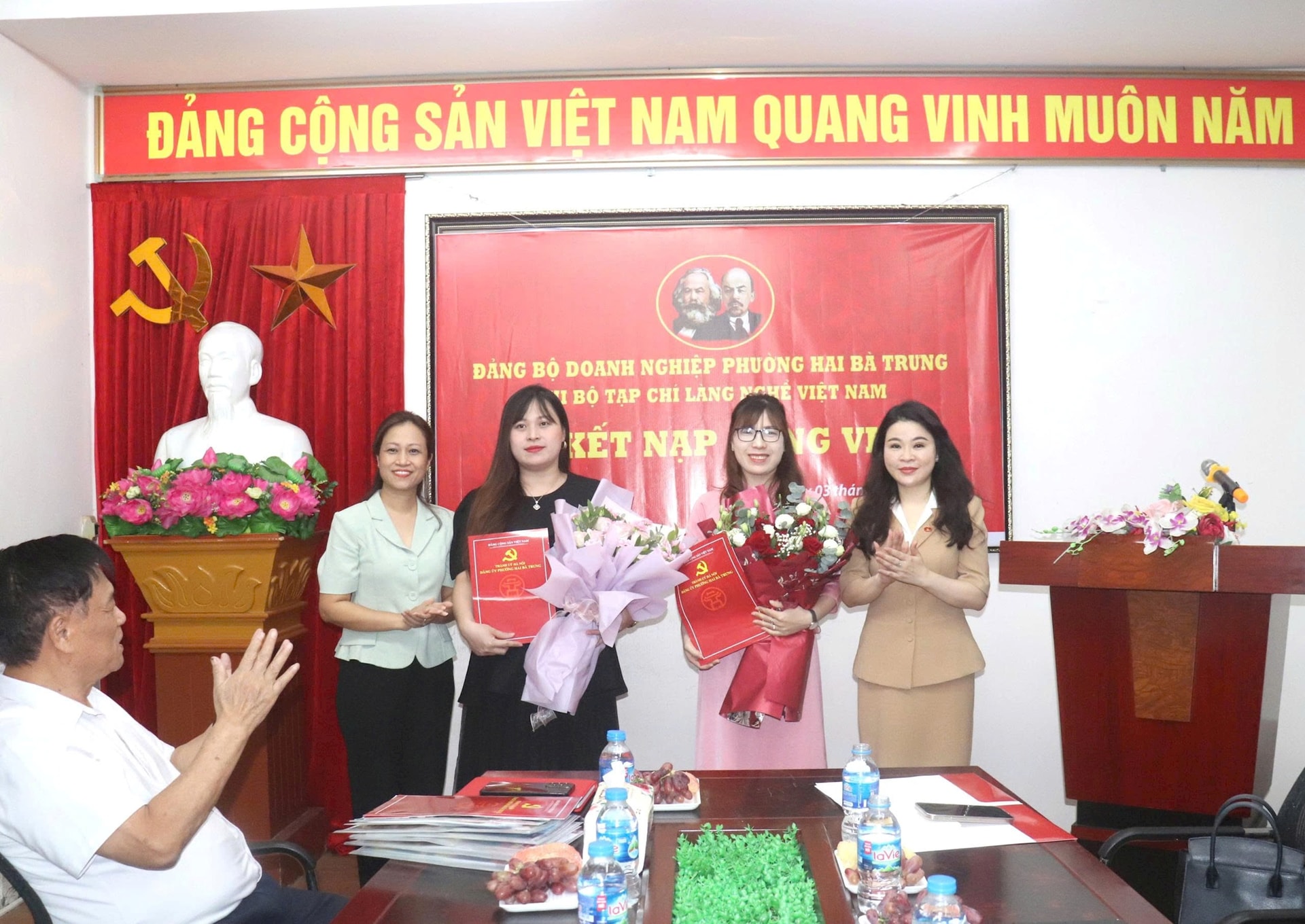 Bí thư Đảng ủy, Chủ tịch HĐND phường Hai Bà Trưng Chu Hồng Minh trao quyết định và tặng hoa chúc mừng 2 đảng viê