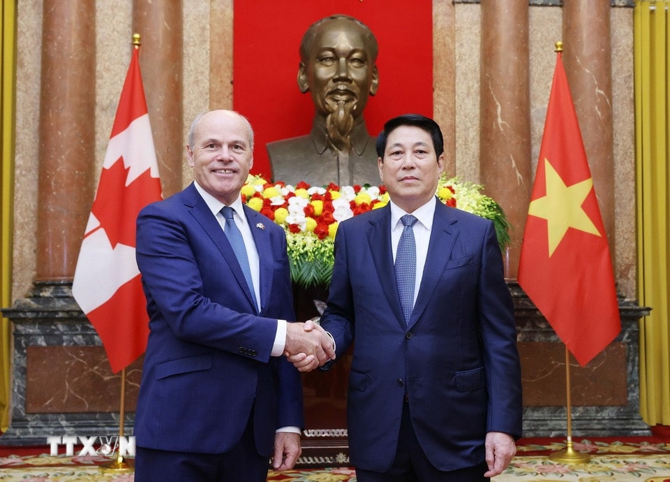 0310-chu-tich-nuoc-dai-su-canada-2.jpg