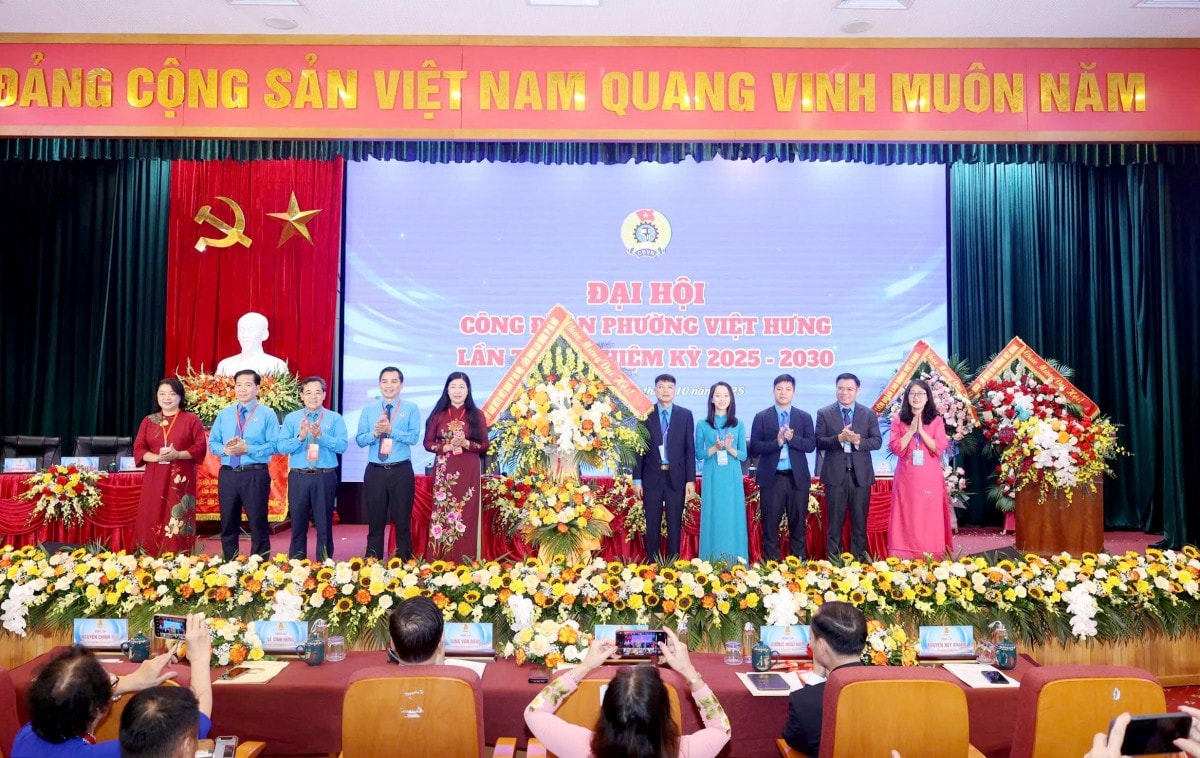 uy-vien-ban-thuong-vu-chu-tich-uy-ban-mttq-viet-nam-thanh-pho-ha-noi-nguyen-lan-huong-va-cac-dong-chi-thuong-truc-ldld-thanh-pho-tang-hoa-chuc-mung-dai-hoi..jpg