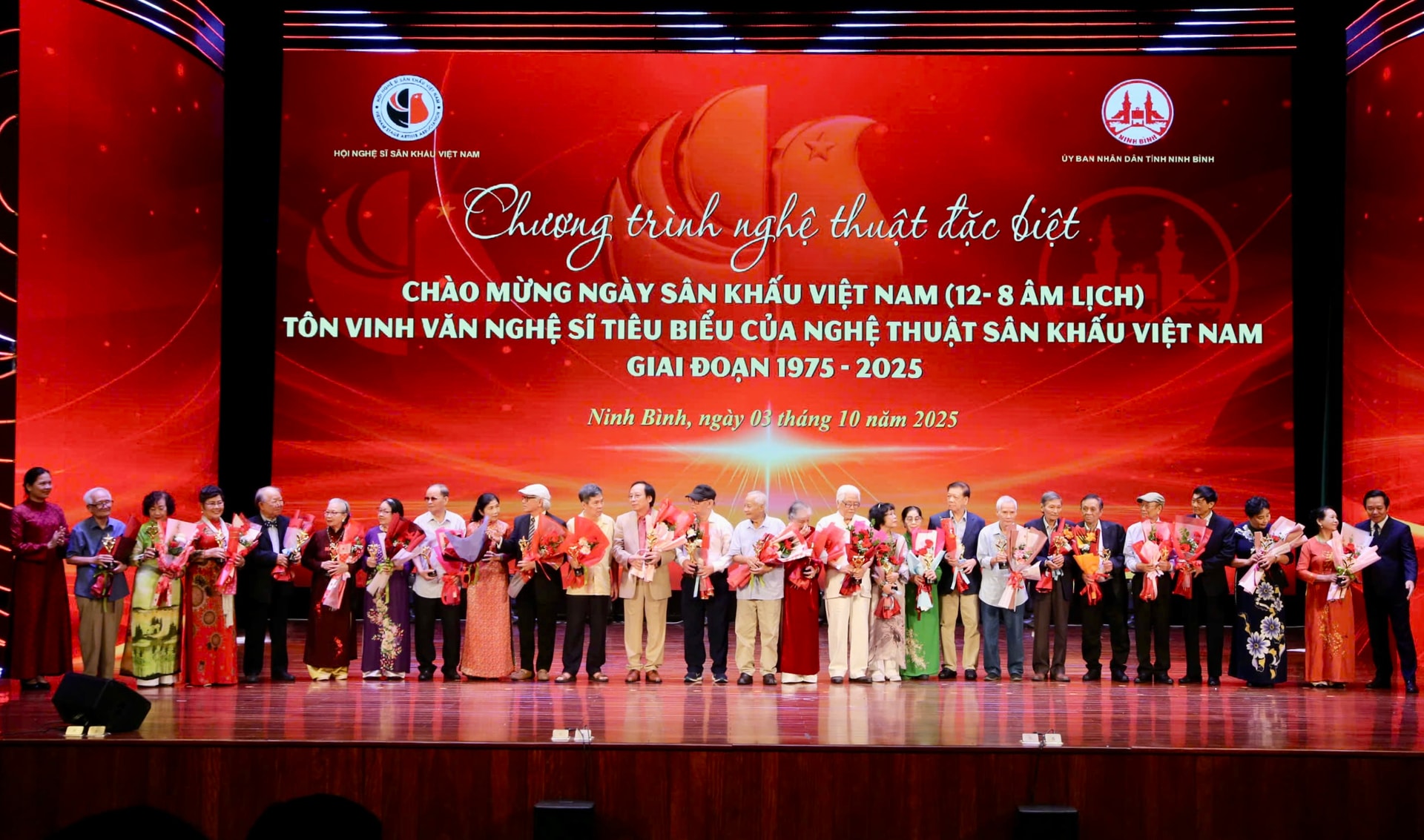 លើកតម្កើងសិល្បករឆ្នើមនៃសិល្បៈឆាកវៀតណាមពីឆ្នាំ 1975 ដល់ឆ្នាំ 2025។ រូបថត៖ T.Linh