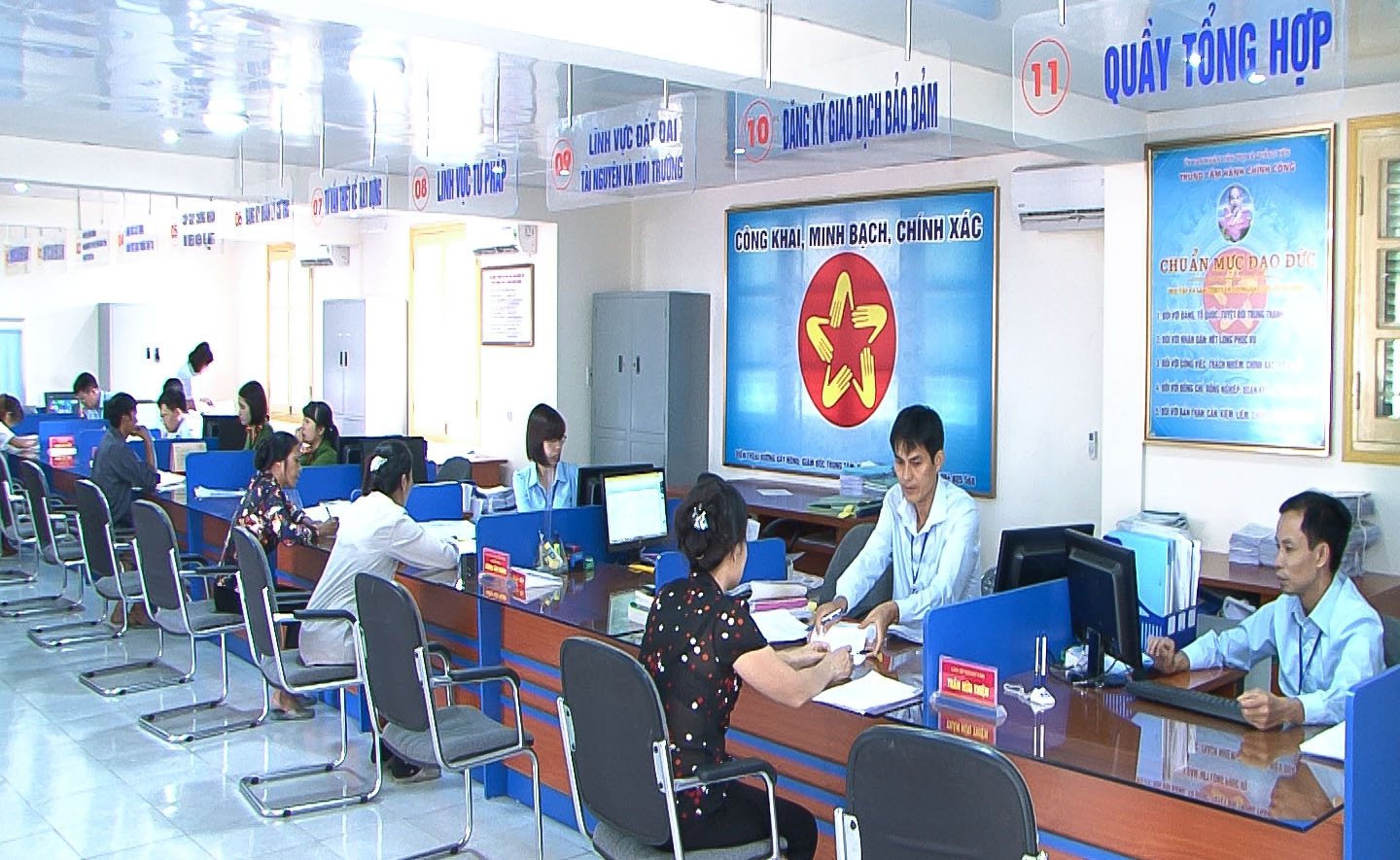 Tập trung cắt giảm, đơn giản hoá, thực hiện thủ tục hành chính không phụ thuộc địa giới hành chính- Ảnh 1. Tập trung cắt giảm, đơn giản hoá, thực hiện thủ tục hành chính không phụ thuộc địa giới hành chính- Ảnh 1.