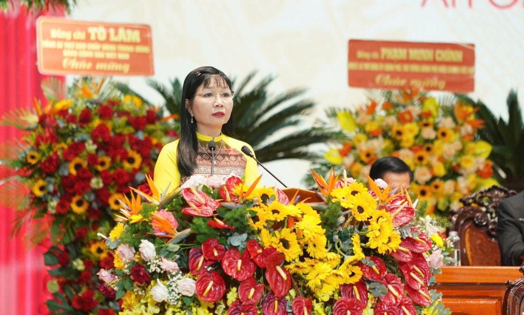 Phó Bí thư Tỉnh ủy, Chủ tịch Ủy ban MTTQ Việt Nam tỉnh Trần Thị Thanh Hương trình bày tóm tắt báo cáo tổng hợp ý kiến đóng góp của cán bộ, đảng viên và Nhân dân đối với dự thảo văn kiện trình Đại hội