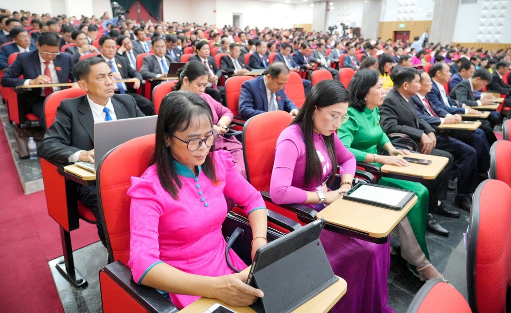 Đại biểu dự đại hội nghiên cứu, thảo luận trên thiết bị điện tử