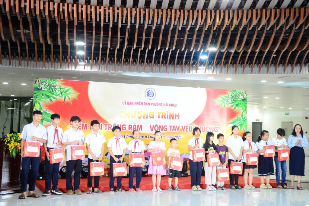 Các cấp chính quyền, đoàn thể cùng nhiều tổ chức, cá nhân thiện nguyện tiếp tục chung tay trên hành trình chăm lo cho trẻ em (Ảnh Đ.Minh)