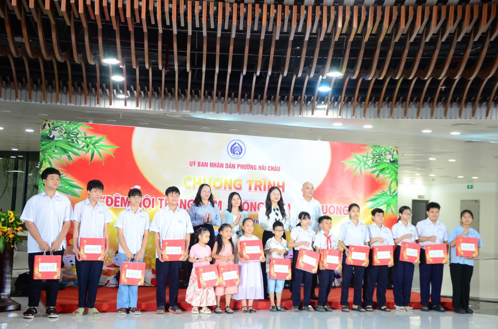 Lãnh đạo UBND phường Hải Châu cùng nhà tài trợ trao tặng 400 suất quà Trung thu cho thiếu nhi (Ảnh Đ.Minh)