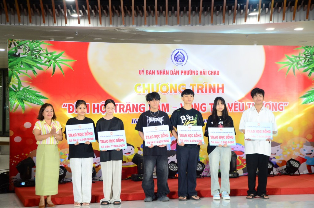 Ủy ban MTTQ Việt Nam phường Hải Châu cũng đã trao 66 suất học bổng, tổng trị giá 107 triệu đồng cho các em học sinh, sinh viên có hoàn cảnh khó khăn (Ảnh Đ.Minh)