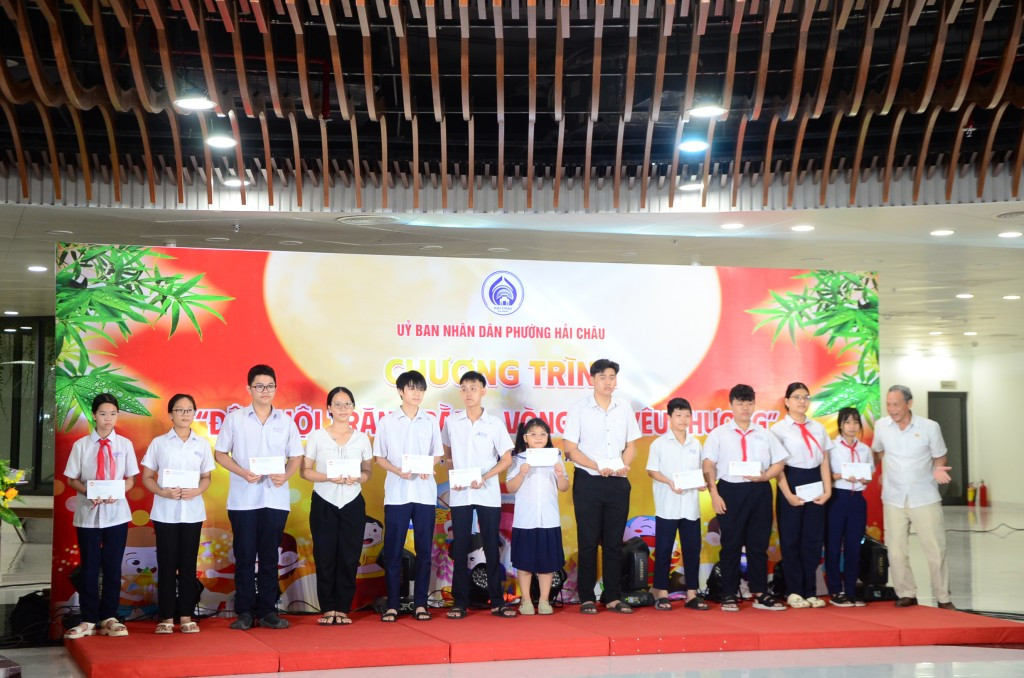 Các suất học bổng là món quà động viên, tiếp sức đến trường cho các em học sinh, sinh viên (Ảnh Đ.Minh)