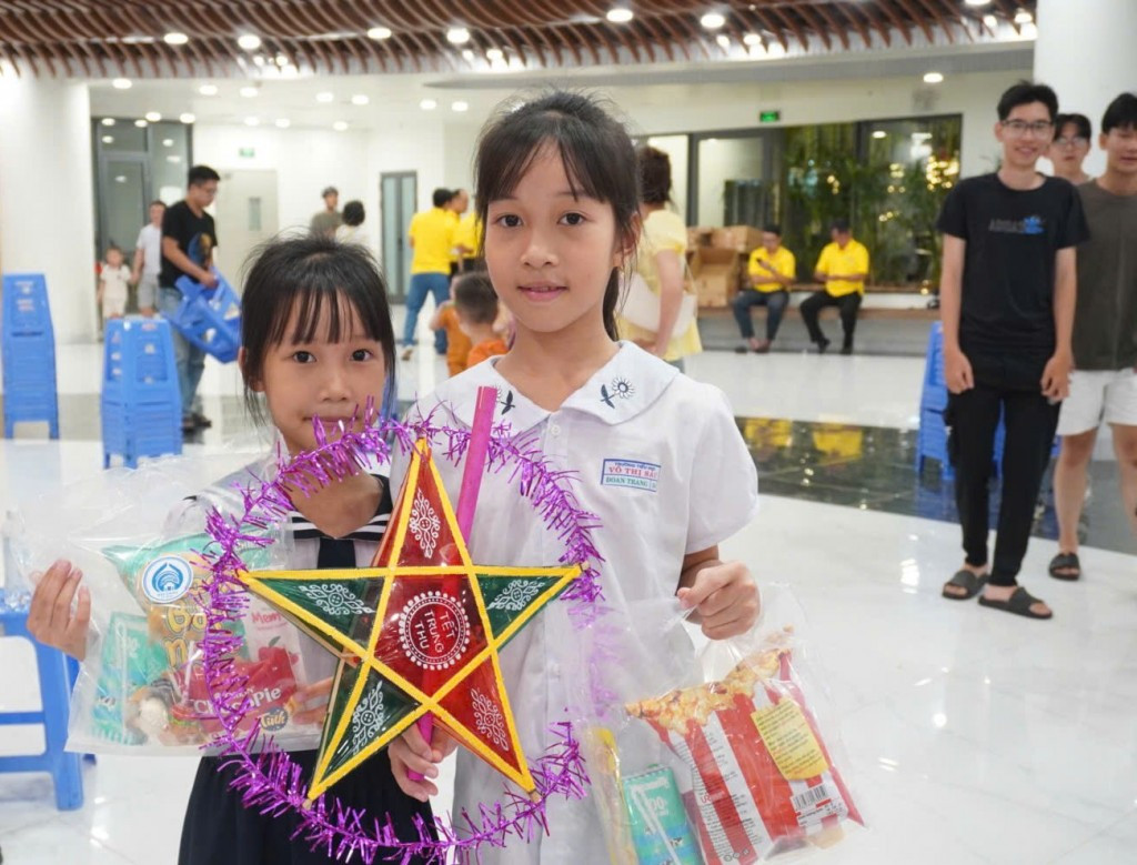 Chiếc lồng đèn, chiếc bánh không chỉ mang đến điều kiện vui trung thu tốt hơn mà còn động viên tinh thần cho các em thiếu nhi (Ảnh Đ.Minh)