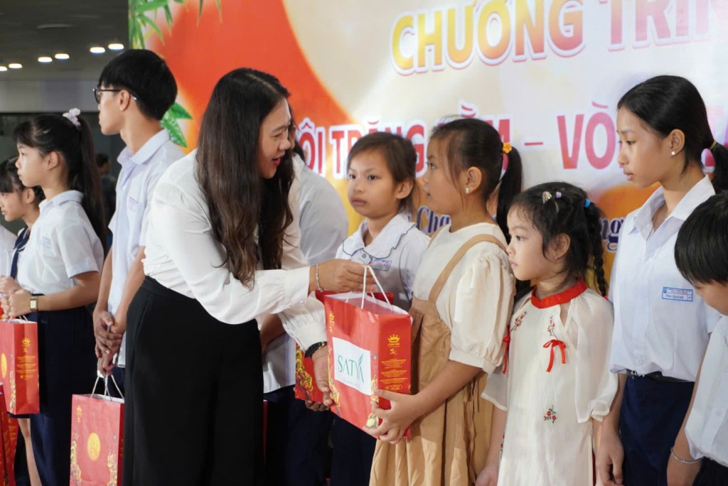 Ngoài các phần quà, UBND phường Hải Châu còn tổ chức nhiều hoạt động vui chơi hấp dẫn (Ảnh Đ.Minh)