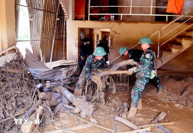Lực lượng bộ đội được huy động để giúp nhân dân xã Chiềng Sơ nhanh chóng khắc phục hậu quả của lũ ống, lũ quét. (Ảnh: Quang Quyết/TTXVN)