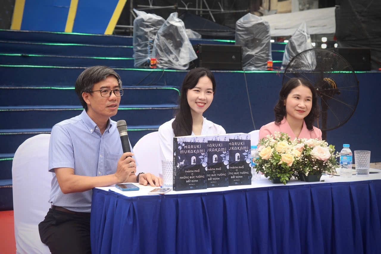 sach-thanh-pho-va-nhung-buc-tuong.jpg
