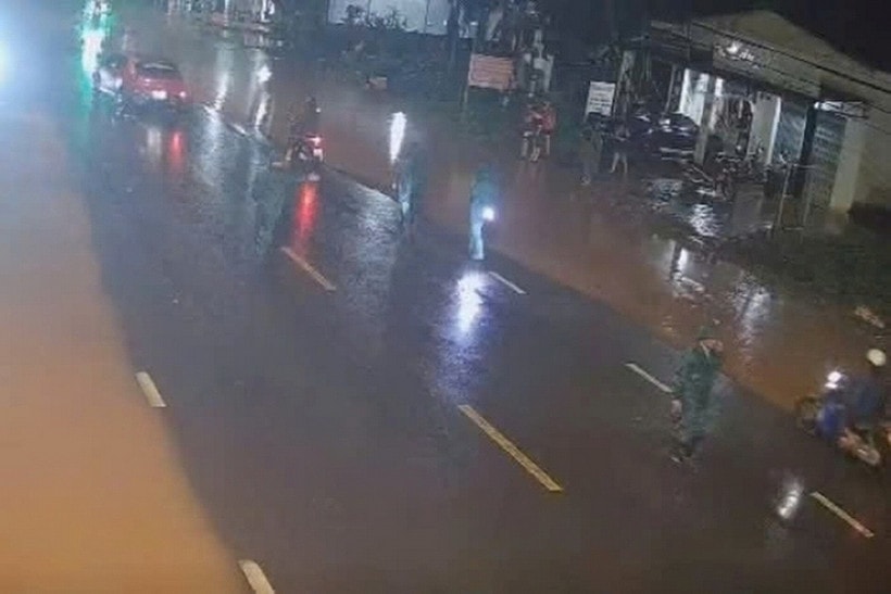 Hình ảnh camera ghi lại ông Toàn đang điều tiết giao thông.