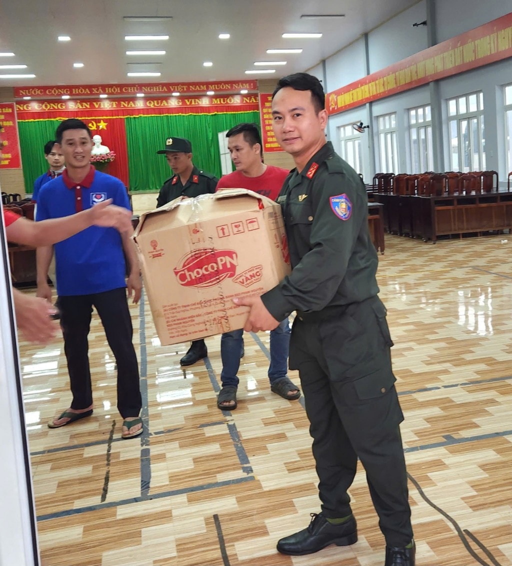 Đại úy Đinh Quốc Khánh, Phó Bí thư Đoàn Thanh niên Bộ Tư lệnh Cảnh sát cơ động cùng Ban tổ chức trao những phần quà cho các em nhỏ tại xã Tuy Đức, tỉnh Lâm Đồng