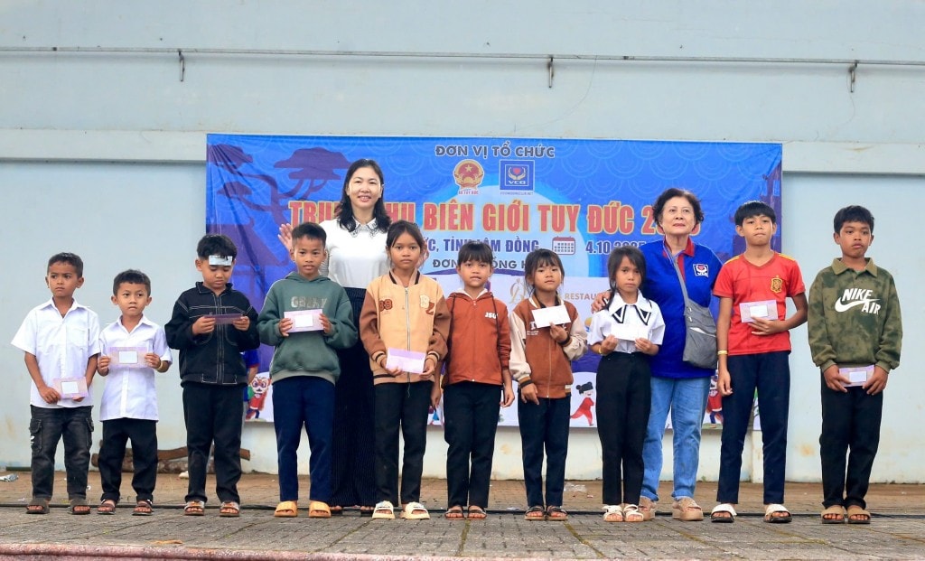 Trao tặng phần 50 học bổng là hiện kiêm cho các em hiếu học, mỗi phần 500 ngàn đồng