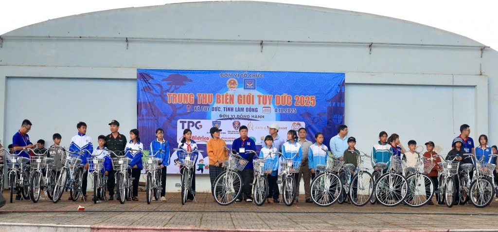 Ban tổ chức đã tiến hành trao tặng 20 chiếc xe đạp cho các em nhỏ có hoàn cảnh khó khăn