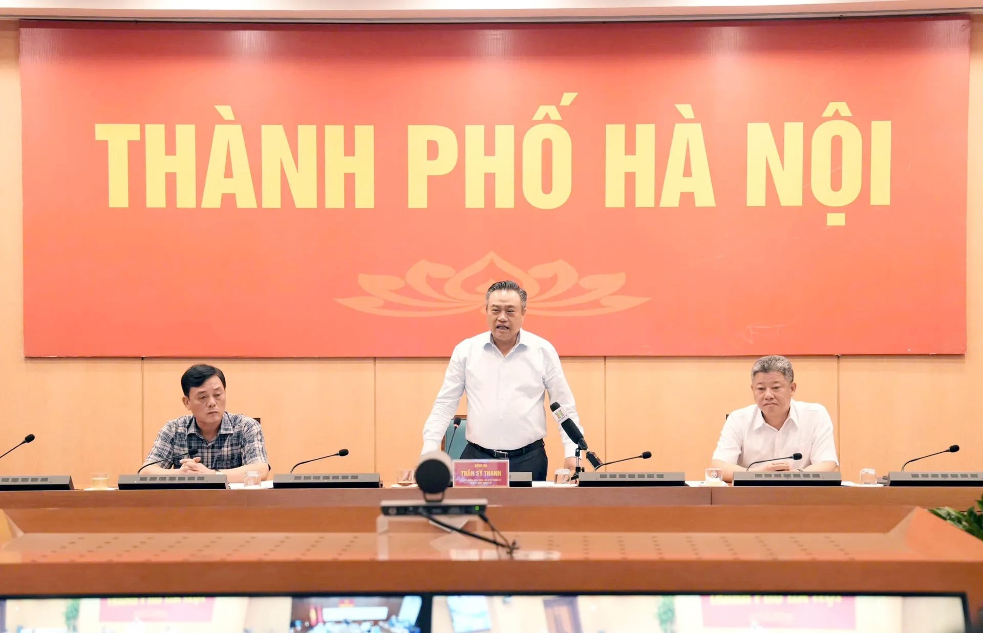 Chairman of Hanoi People's Committee Tran Sy Thanh delivered a concluding speech at the online meeting on the work of supporting the epidemic number 11..jpg