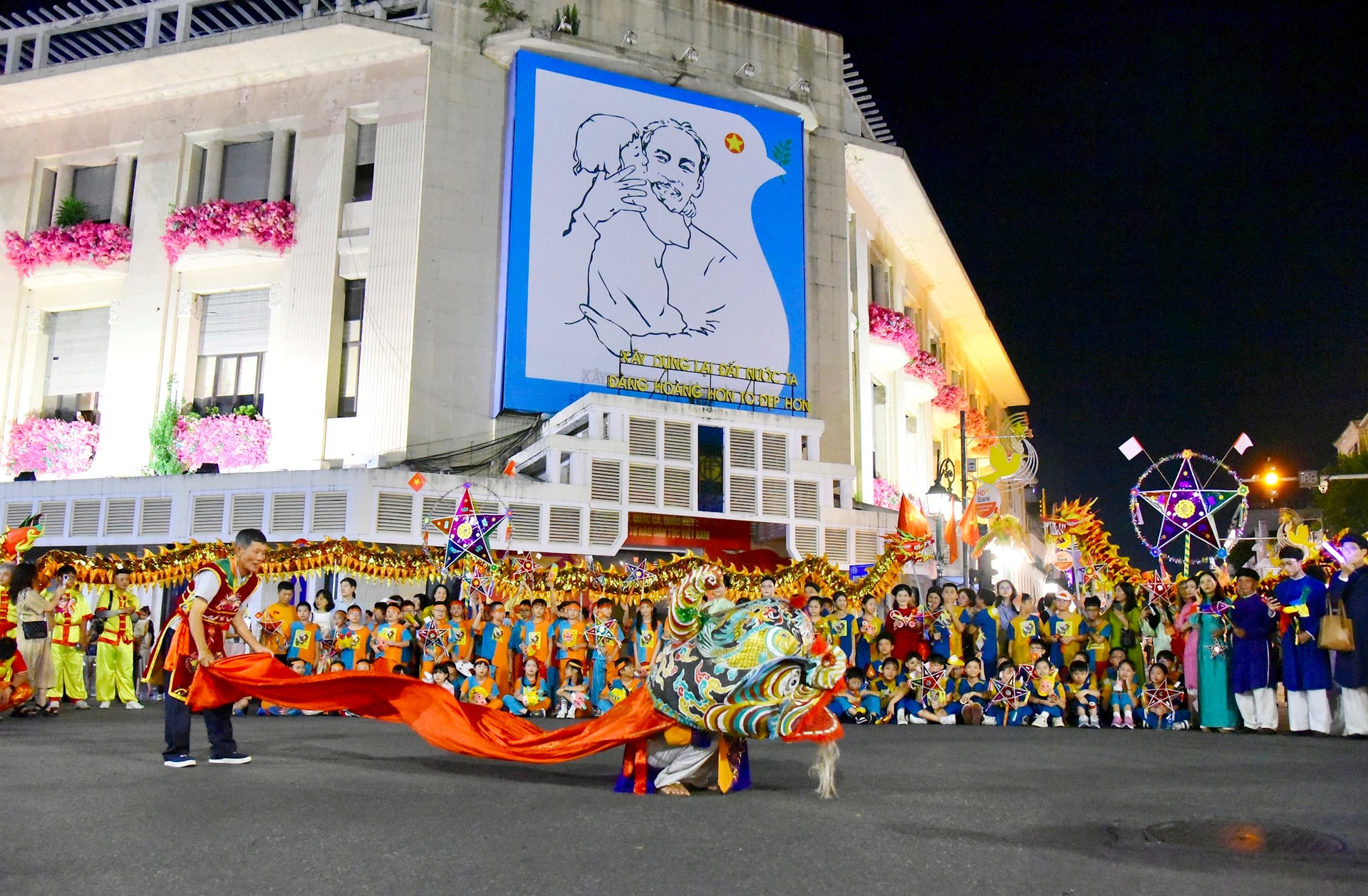 The 2025 New Year's Eve program on October 3rd with 2,000 participants will be held around the Hoan Kiem Lake and Phu Can Lake area..jpg