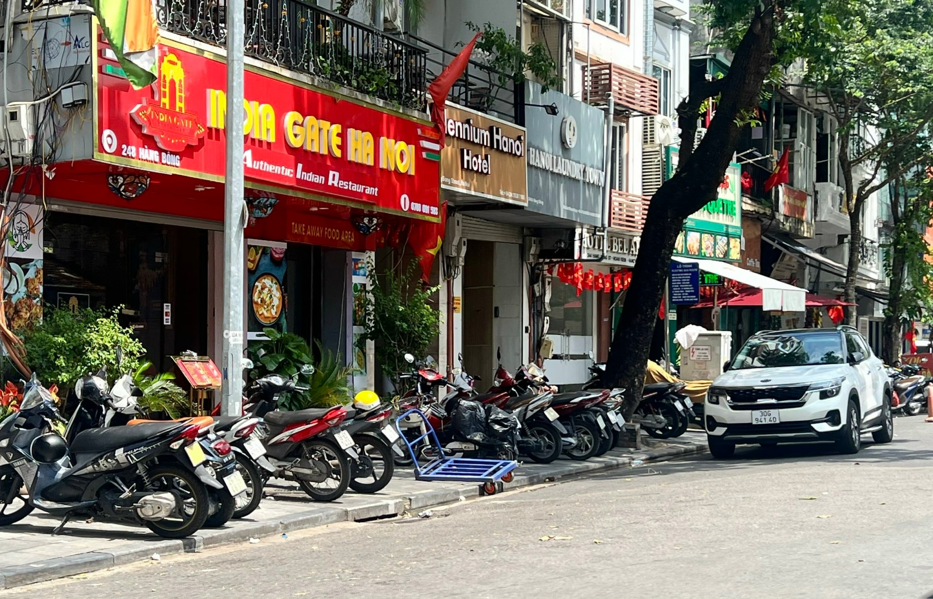via-phoenix-hang-bong-hoan-kiem-luon-bi-chiem-dung-lam-cho-trang-xe-mot-motorbike..jpg
