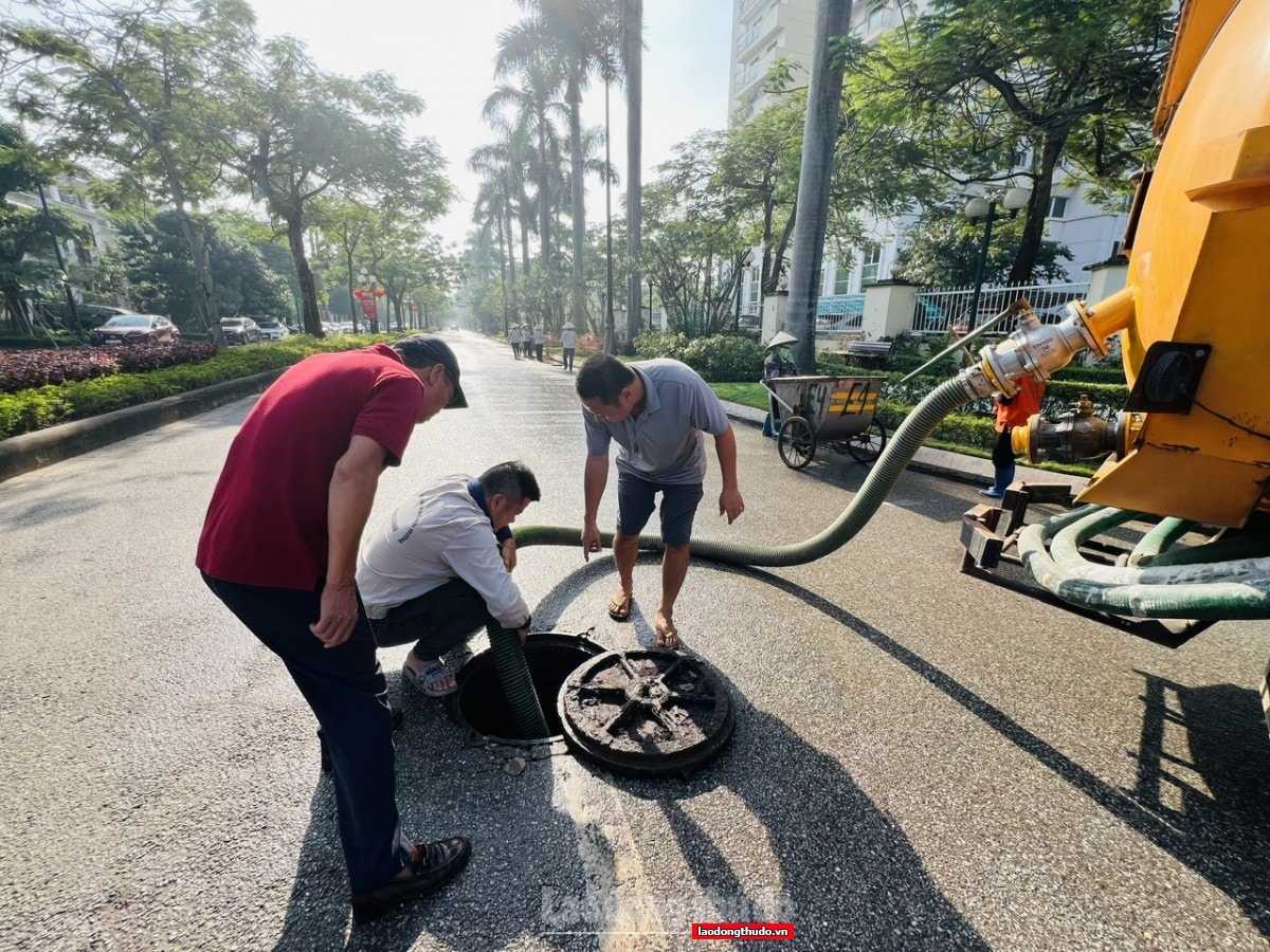 Hà Nội: Ra quân vệ sinh môi trường, chủ động ứng phó bão số 11