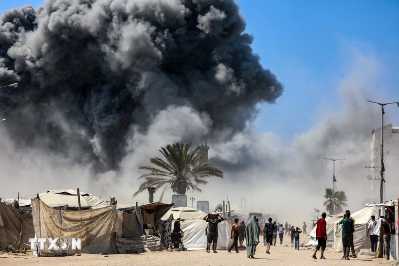 Khói bốc lên sau vụ không kích của Israel xuống thành phố Gaza, ngày 5/9/2025. (Ảnh: THX/TTXVN)