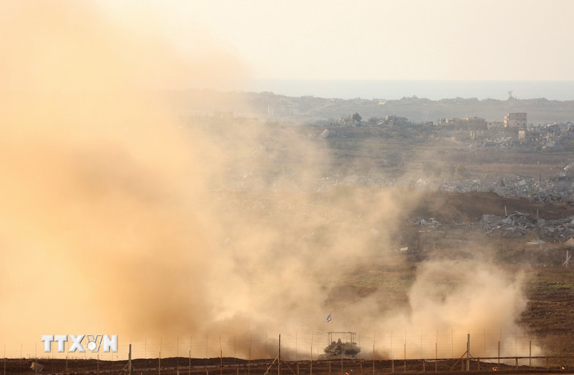 Xe tăng của quân đội Israel được triển khai tại Dải Gaza. (Ảnh: THX/TTXVN)