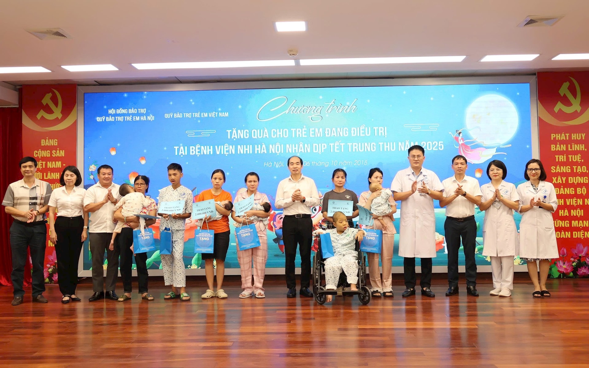 6-10-trao-qua-tai-bv-nhi-hn.jpg