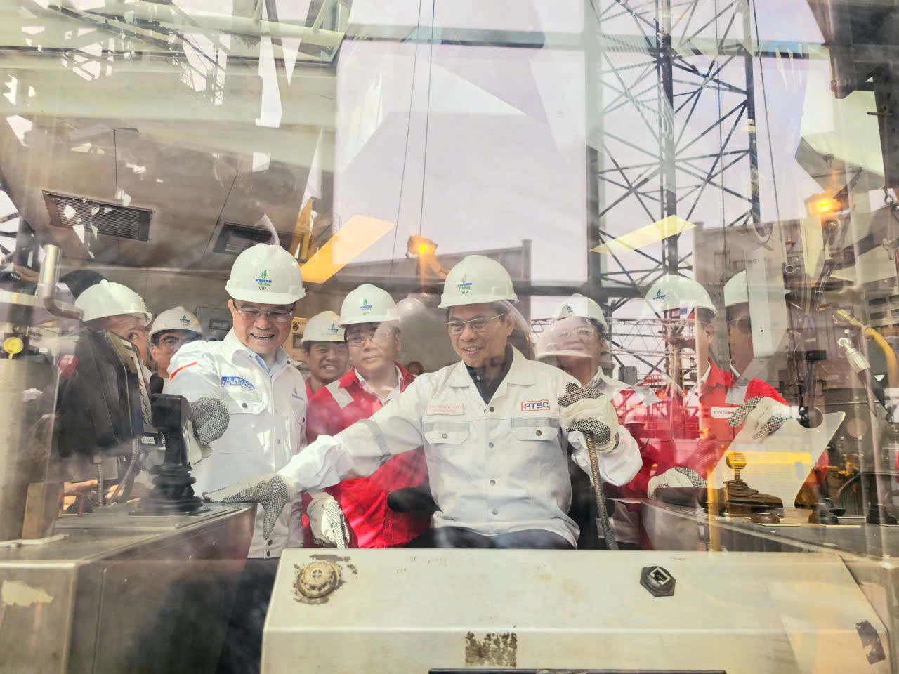 Phó Thủ tướng Chính phủ Bùi Thanh Sơn nghe Chủ tịch HĐTV Petrovietnam Lê Mạnh Hùng giới thiệu về hoạt động của giàn khoan PV DRILLING VIII của Tổng công ty cổ phần Khoan và Dịch vụ khoan dầu khí (PV Drilling), đơn vị thành viên của Petrovietnam.