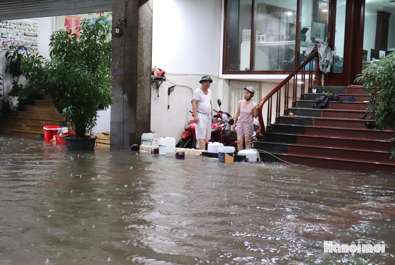 Ông T dãy nhà V5A Văn Phú cho biết trần mưa cơn bão số 10 nhà ông không bị nước tràn vào nhà, nhưng lượng mưa ngày 7-10 lớn hơn nên bị nước tràn vào tầng hầm. 