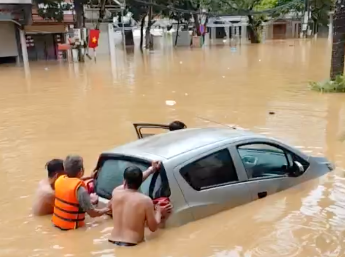 Khoảng 13h30 phút ngày 7-10, đồng chí Hoàng Quang Diệu, Phó Đội trưởng Phòng Hậu cần, Công an tỉnh Cao Bằng phát hiện một chiếc ô tô con đang bị dòng nước lũ cuốn trôi trên phố Kim Đồng phường Thục Phán. Đồng chí Diệu lập tức lao mình xuống dòng nước xiết, bơi đến vị trí chiếc xe, nhanh chóng mặc áo phao cho người bị nạn, trấn an tinh thần nạn nhân. Cùng người dân xung quanh hỗ trợ đẩy xe ra khỏi khu vực ngập sâu đến nơi an toàn.